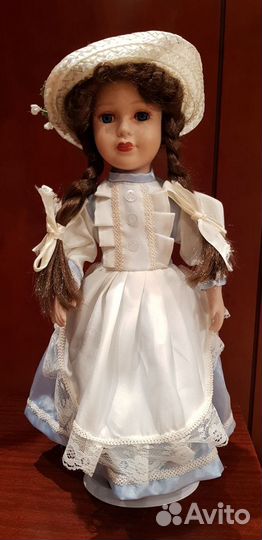 Кукла коллекционная на подставке