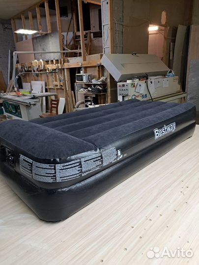 Надувной матрас с встроенным насосом