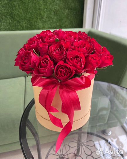 Розы. Композиция из роз в шляпной коробки