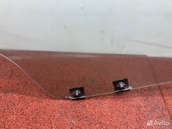 Боковое отпускное стекло переднее правое Renault