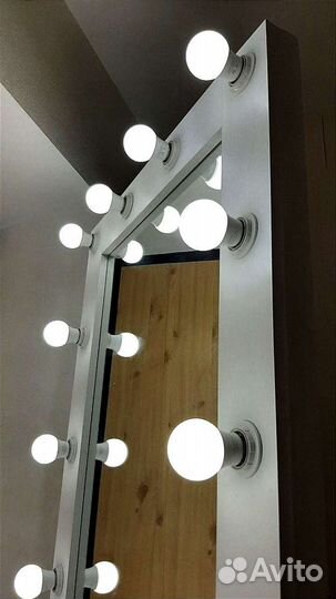 Гримëрное зеркало на колёсиках