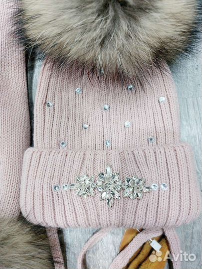 Шапка с натуральным мехом и украшением из страз