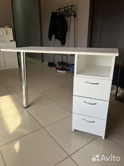 Маникюрный стол