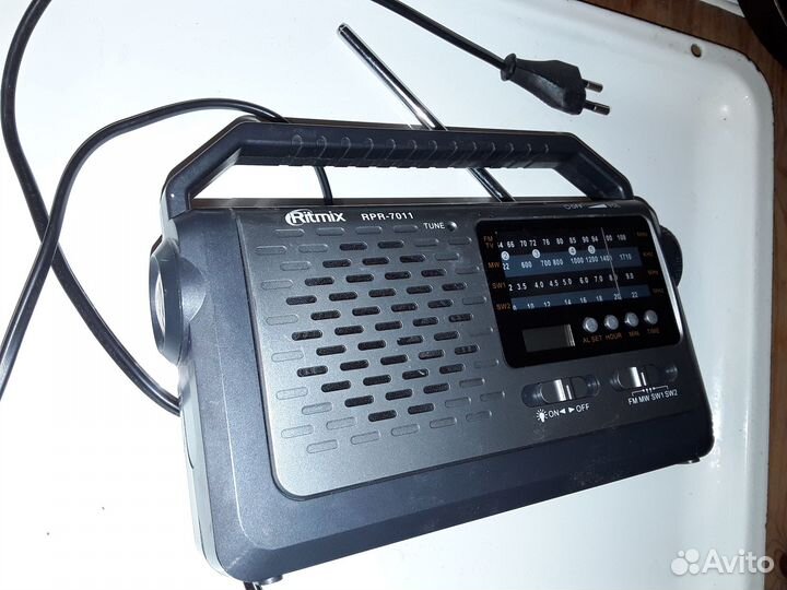 Радиоприемник ritmix RPR - 7011 с часами фонариком