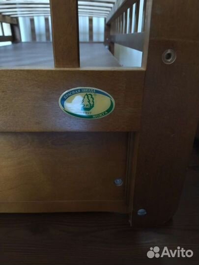 Детская кроватка с маятником и ящиком