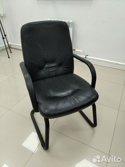 Офисное кожаное кресло