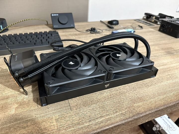 Водяное охлаждение Corsair H115i elite 280