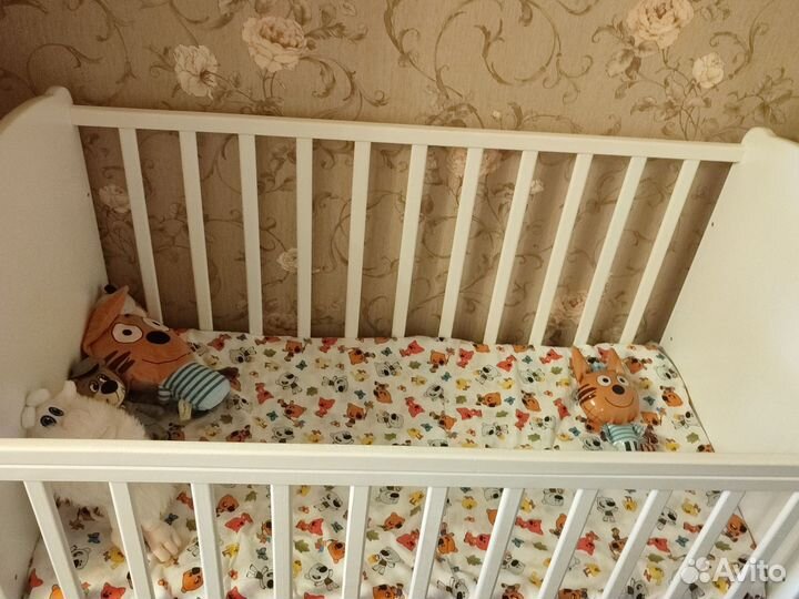 Детская кроватка с маятником