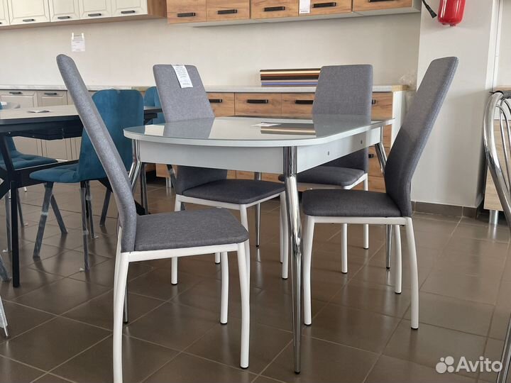 Стол и стулья
