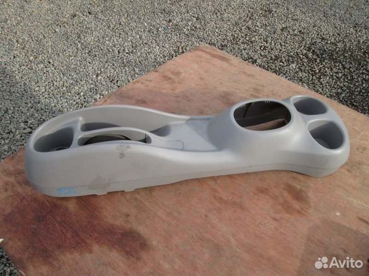 Бардачок между сиденьями Toyota Platz NCP16 2NZ-FE