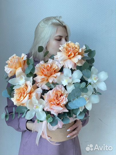 Композиция с розами и орхидея