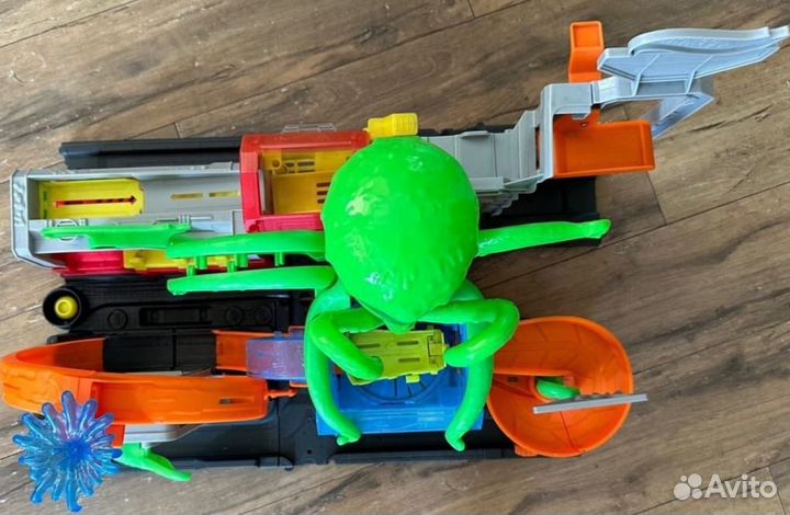 Трек hot wheels бешенная автомойка с осьминогом