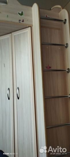 Детская кровать чердак со столом и шкафом