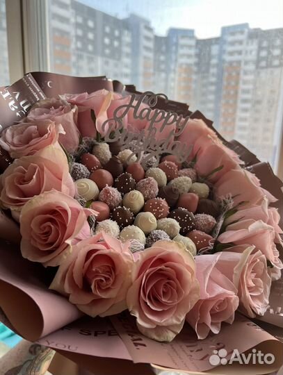 Букет из клубники в шоколаде с цветами