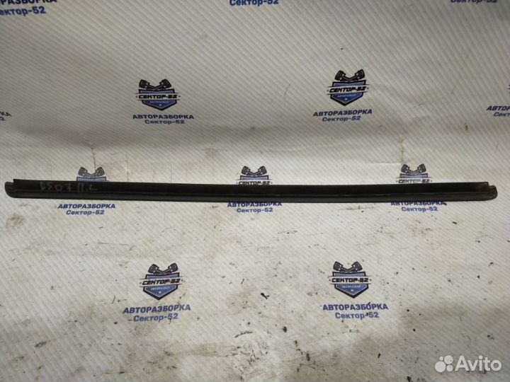 Уплотнитель стекла двери передний Renault Sandero