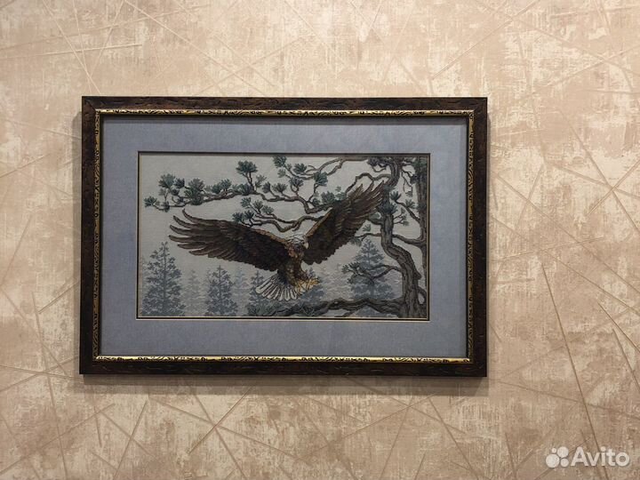 Картина, вышитая крестиком «орел над лесом»