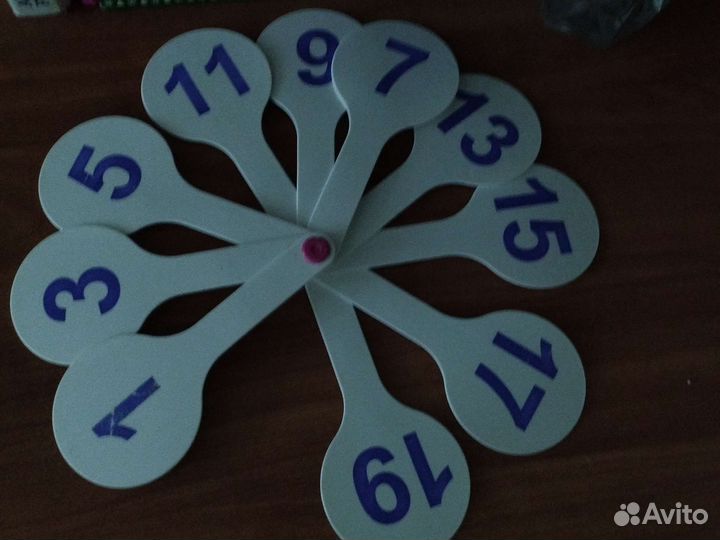 Веер из цифр и согласных букв