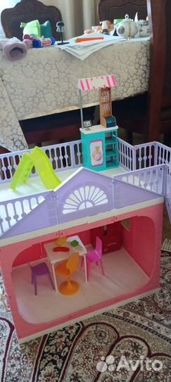 Большой кукольный домик с мебелью