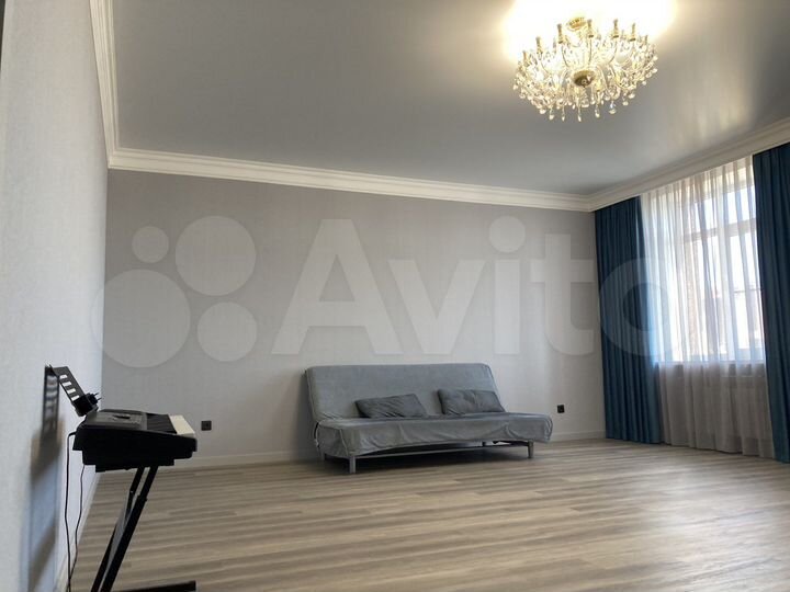 Доля в 3-к. квартире, 125 м², 9/10 эт.