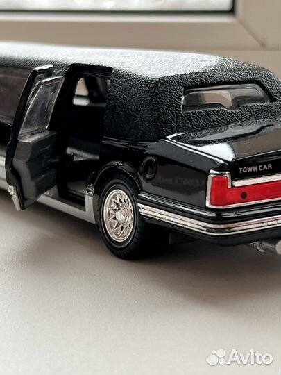 1/24 Lincoln Town Car Limousine 1996 SunnySide