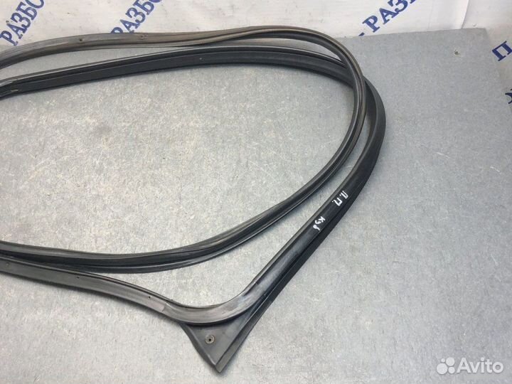 Уплотнитель двери передний правый Nissan Cube 1