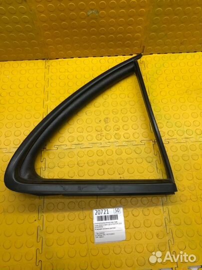 Уплотнительная резинка задняя правая Nissan Almera