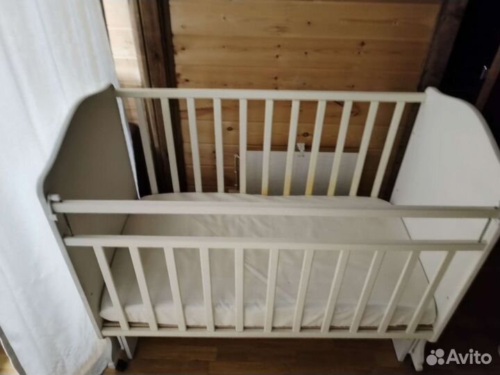 Детская кроватка с маятником белая