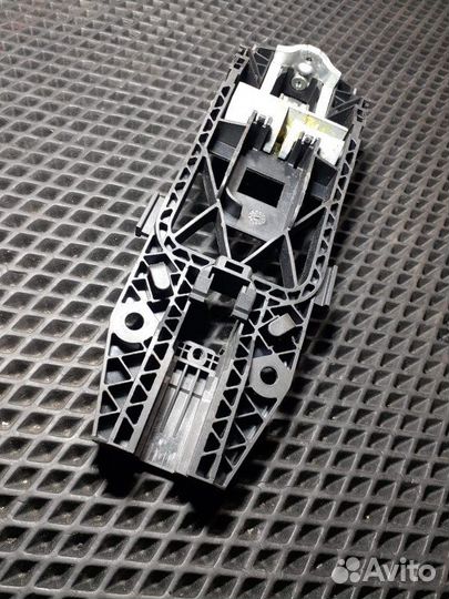 Кронштейн ручки двери передний левый Volkswagen