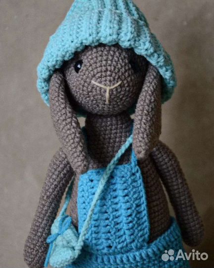 Вязаная игрушка заяц