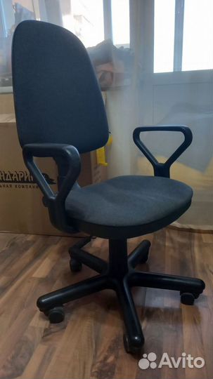 Компьютерное кресло/ офисный стул на колесах