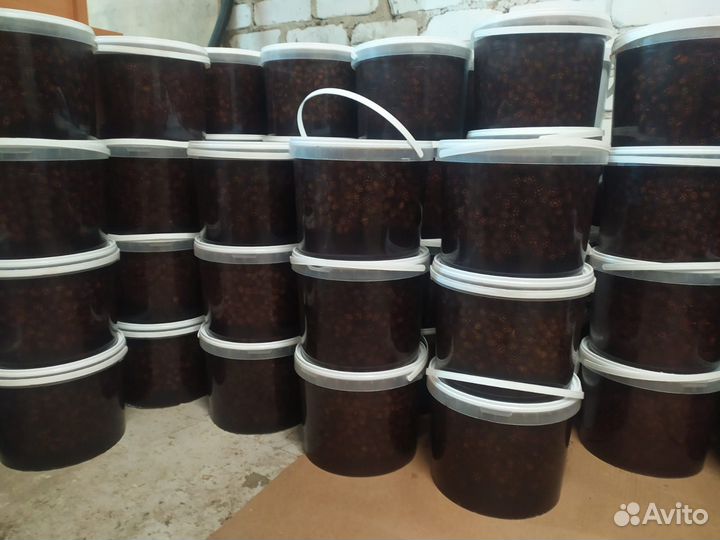 Варенье из сосновых шишек в ведрах