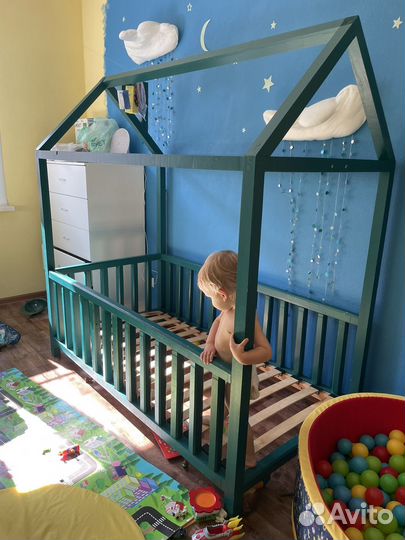 Детская кроватка домик