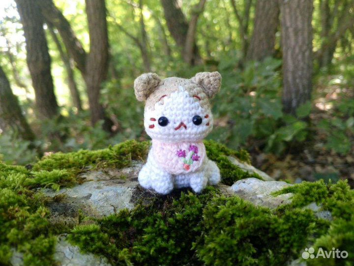 Вязаная мягкая игрушка котик