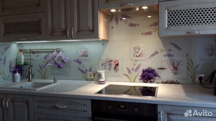 Скинали для кухни. Кухонный фартук из стекла