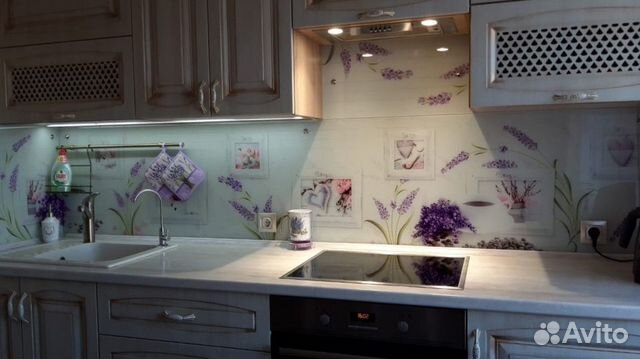 Скинали для кухни. Кухонный фартук из стекла