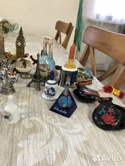 Коллекция колокольчиков и сувениров из разных стра