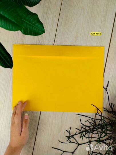 Цветные конверты с прямым клапаном желтые