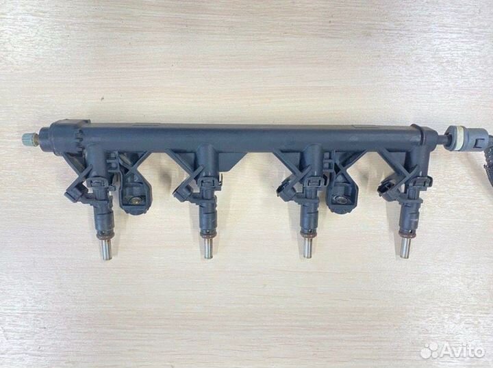 Топливная рампа Citroen С4 EP6 1.6