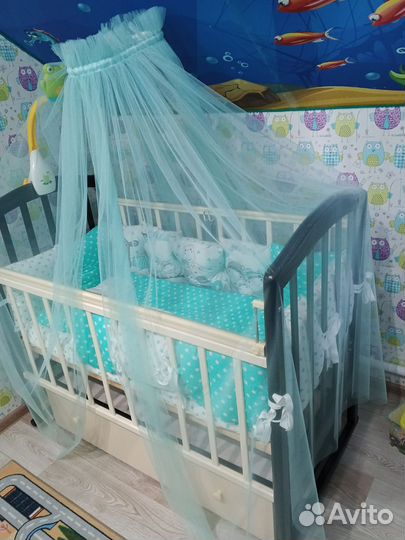 Детская кроватка с маятником и ящиком