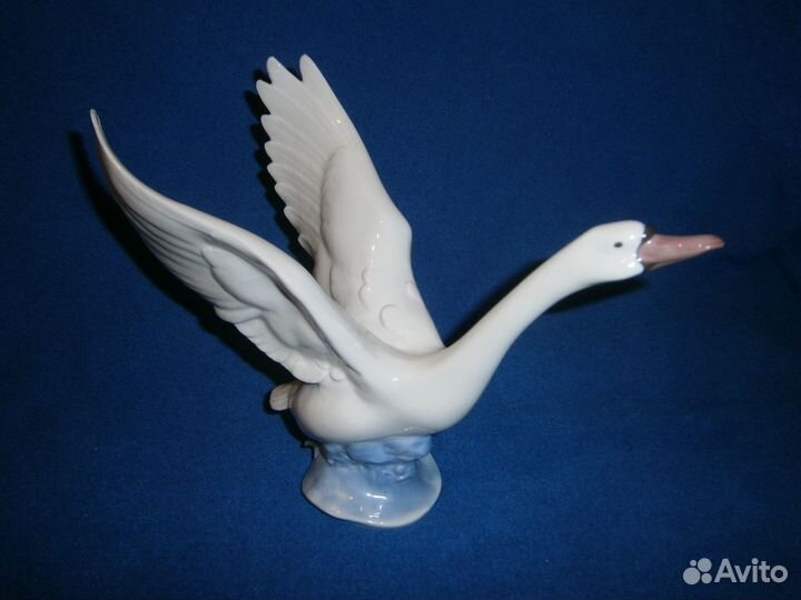 Фарфоровая статуэтка Лебедь Гдр