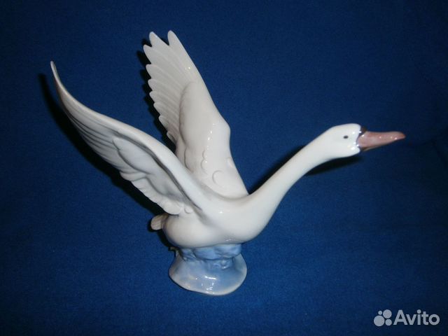 Фарфоровая статуэтка Лебедь Гдр