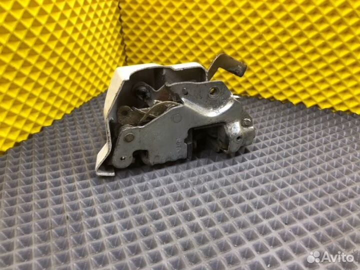 Замок двери задний левый Mercedes-Benz 190E W201