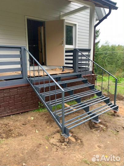 Лестница на металлокаркасе закрытого типа
