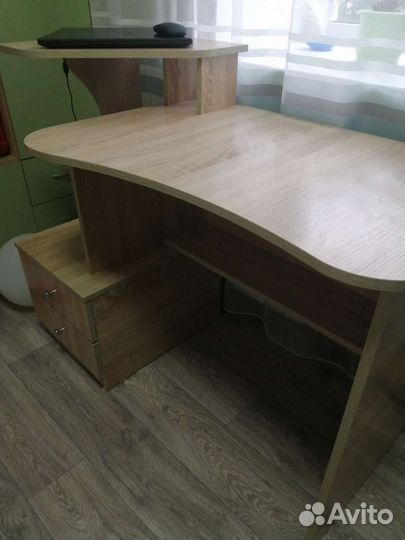 Письменный стол