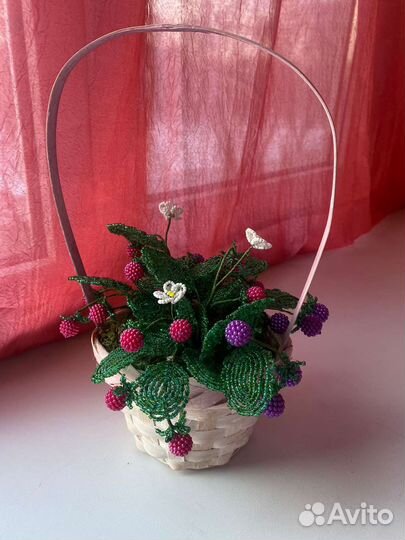 Композиция земляника из бисера