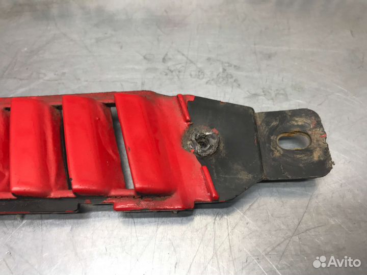 Кронштейн молдинга правый Mitsubishi Eclipse 1G