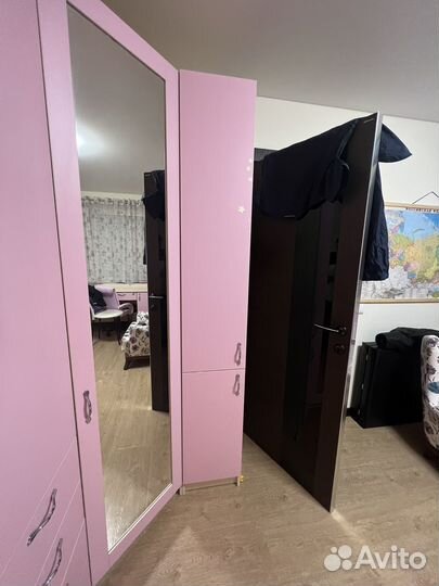 Кровать, шкаф для одежды, письменный стол