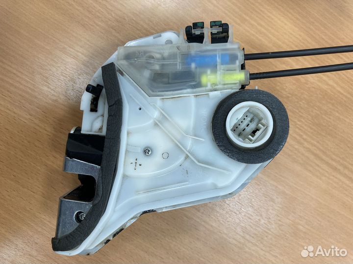 Замок задней правой двери Toyota corolla e180