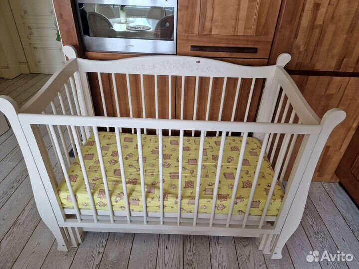 Детская кроватка с маятником и ящиком