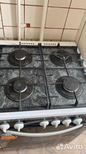 Газовая плита с духовкой, кухня, вытяжка, мойка